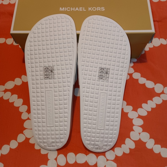 Michael Kors Gilmore Slides - Picture 6 of 14